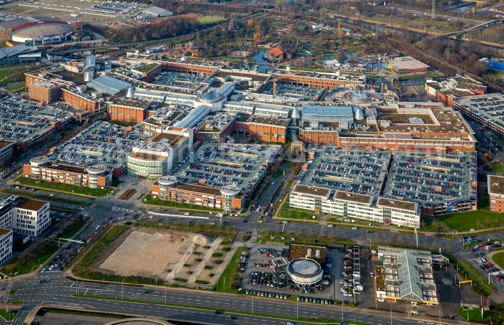 Aerial photograph Oberhausen - Building complex of the shopping mall Centro in Oberhausen in the state of North Rhine-Westphalia. The mall is the heart of the Neue Mitte part of the city and is located on Osterfelder Strasse