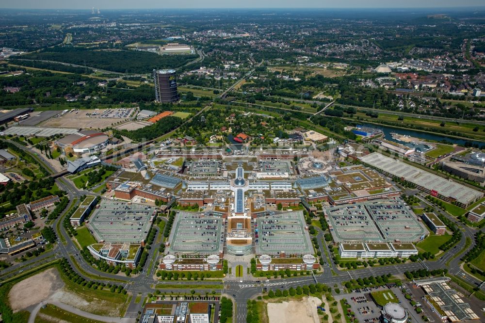 Oberhausen from the bird's eye view: Building complex of the shopping mall Centro in Oberhausen in the state of North Rhine-Westphalia. The mall is the heart of the Neue Mitte part of the city and is located on Osterfelder Strasse