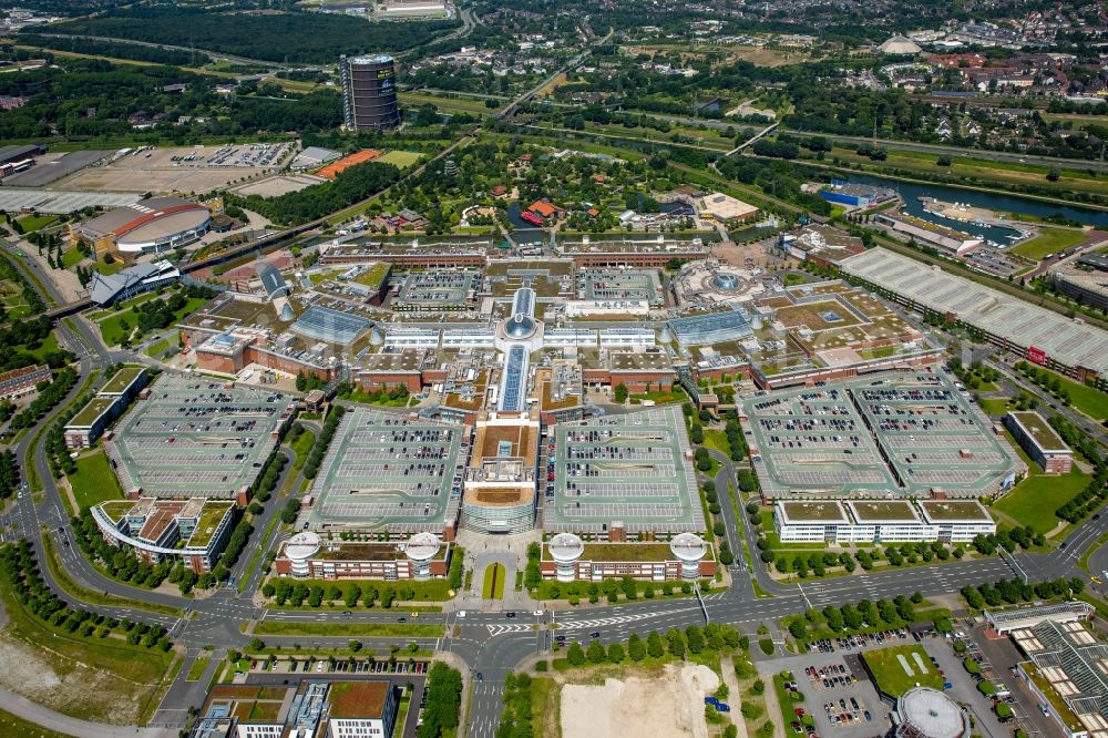 Aerial photograph Oberhausen - Building complex of the shopping mall Centro in Oberhausen in the state of North Rhine-Westphalia. The mall is the heart of the Neue Mitte part of the city and is located on Osterfelder Strasse