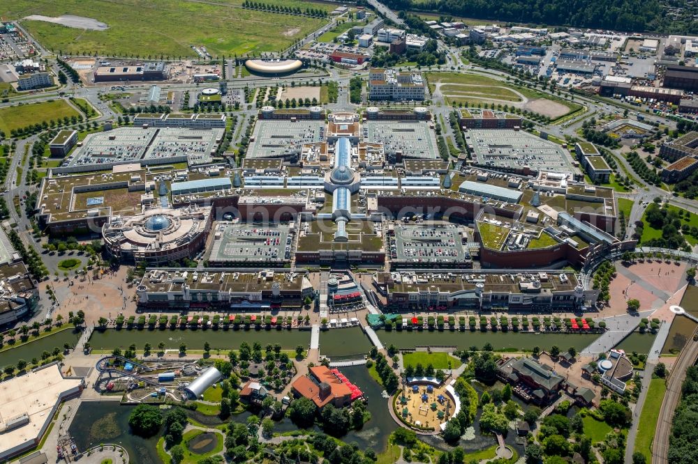 Aerial photograph Oberhausen - Building complex of the shopping mall Centro in Oberhausen in the state of North Rhine-Westphalia. The mall is the heart of the Neue Mitte part of the city and is located on Osterfelder Strasse