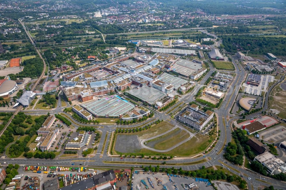 Aerial photograph Oberhausen - Building complex of the shopping mall Centro in Oberhausen in the state of North Rhine-Westphalia. The mall is the heart of the Neue Mitte part of the city and is located on Osterfelder Strasse