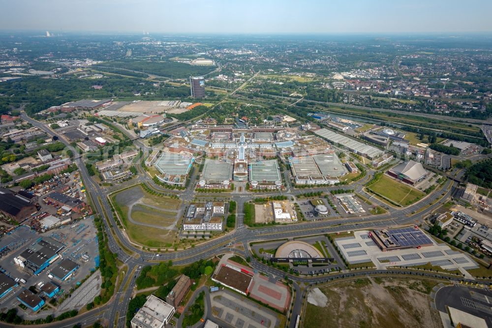 Aerial photograph Oberhausen - Building complex of the shopping mall Centro in Oberhausen in the state of North Rhine-Westphalia. The mall is the heart of the Neue Mitte part of the city and is located on Osterfelder Strasse