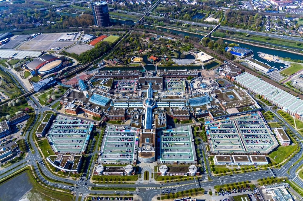 Aerial photograph Oberhausen - Building complex of the shopping mall Centro in Oberhausen in the state of North Rhine-Westphalia. The mall is the heart of the Neue Mitte part of the city and is located on Osterfelder Strasse