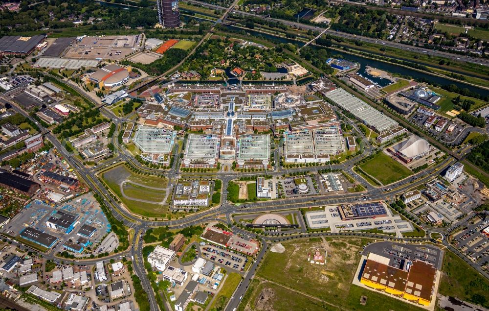 Aerial photograph Oberhausen - Building complex of the shopping mall Centro in Oberhausen in the state of North Rhine-Westphalia. The mall is the heart of the Neue Mitte part of the city and is located on Osterfelder Strasse