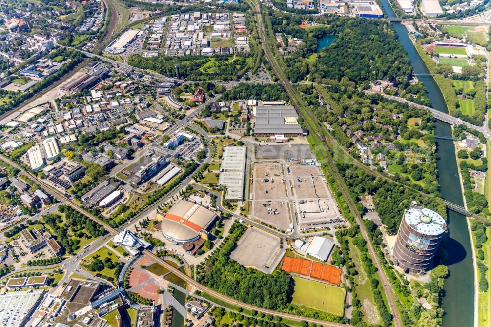 Aerial photograph Oberhausen - Building complex of the shopping mall Centro in Oberhausen in the state of North Rhine-Westphalia. The mall is the heart of the Neue Mitte part of the city and is located on Osterfelder Strasse