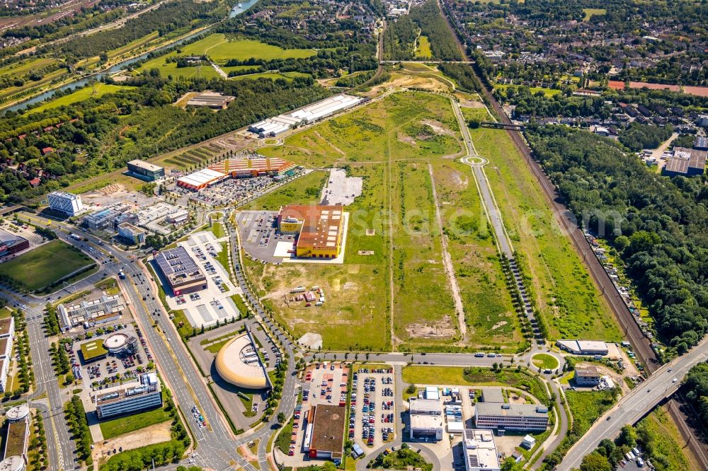 Aerial photograph Oberhausen - Building complex of the shopping mall Centro in Oberhausen in the state of North Rhine-Westphalia. The mall is the heart of the Neue Mitte part of the city and is located on Osterfelder Strasse