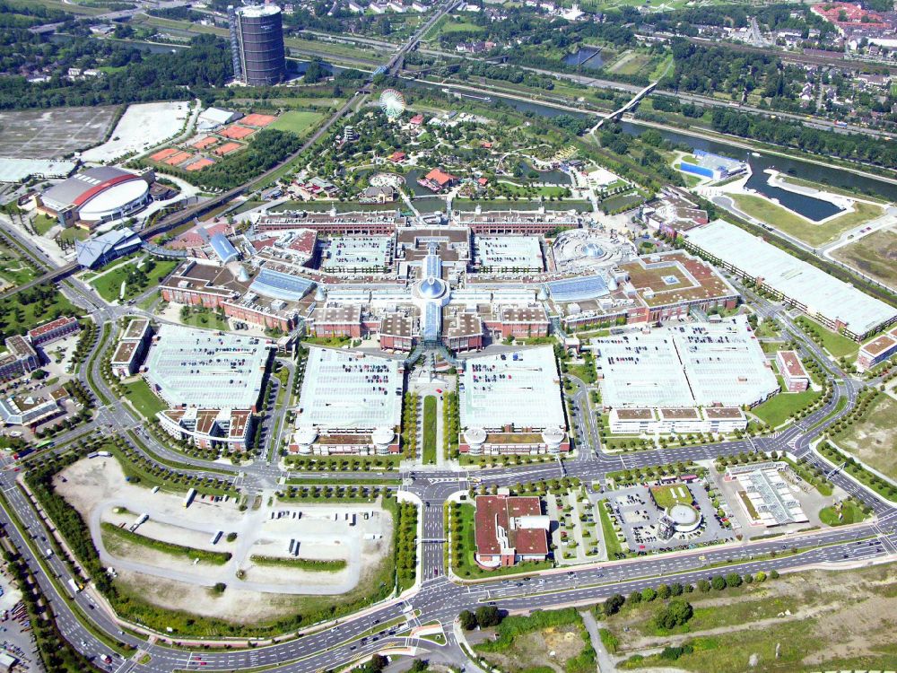 Aerial photograph Oberhausen - Building complex of the shopping mall Centro in Oberhausen at Ruhrgebiet in the state of North Rhine-Westphalia. The mall is the heart of the Neue Mitte part of the city and is located on Osterfelder Strasse