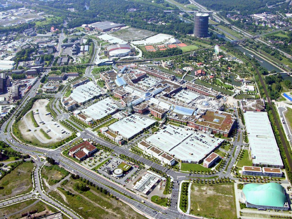 Oberhausen from the bird's eye view: Building complex of the shopping mall Centro in Oberhausen at Ruhrgebiet in the state of North Rhine-Westphalia. The mall is the heart of the Neue Mitte part of the city and is located on Osterfelder Strasse