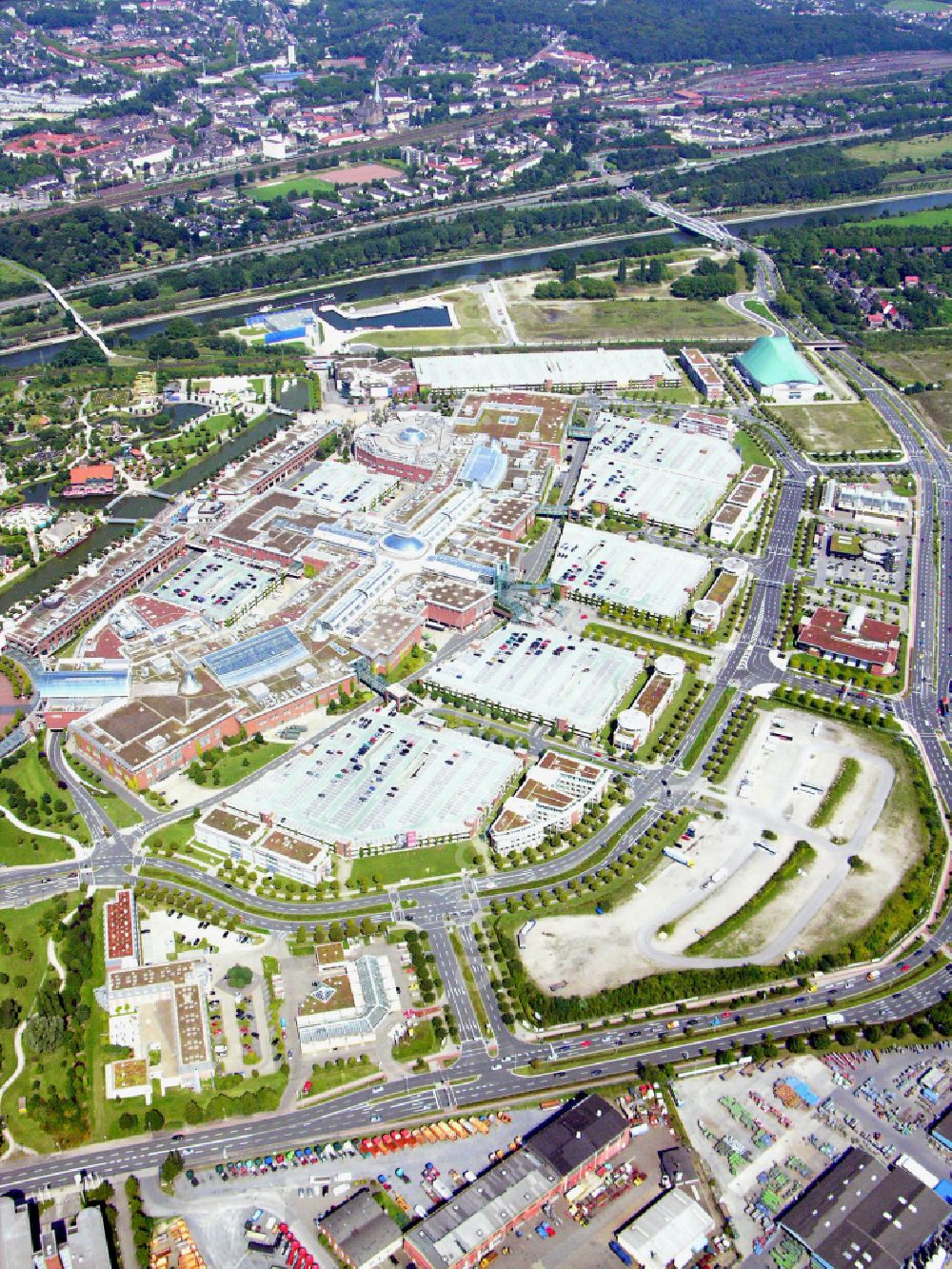 Aerial image Oberhausen - Building complex of the shopping mall Centro in Oberhausen at Ruhrgebiet in the state of North Rhine-Westphalia. The mall is the heart of the Neue Mitte part of the city and is located on Osterfelder Strasse