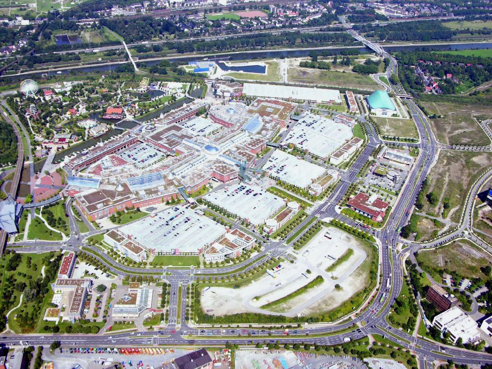 Aerial photograph Oberhausen - Building complex of the shopping mall Centro in Oberhausen at Ruhrgebiet in the state of North Rhine-Westphalia. The mall is the heart of the Neue Mitte part of the city and is located on Osterfelder Strasse