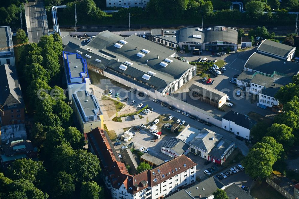 Rostock from the bird's eye view: Building complex and grounds of the automotive repair shop dieFahrzeugpfleger GbR on Fahnenstrasse in Rostock in the state Mecklenburg - Western Pomerania, Germany