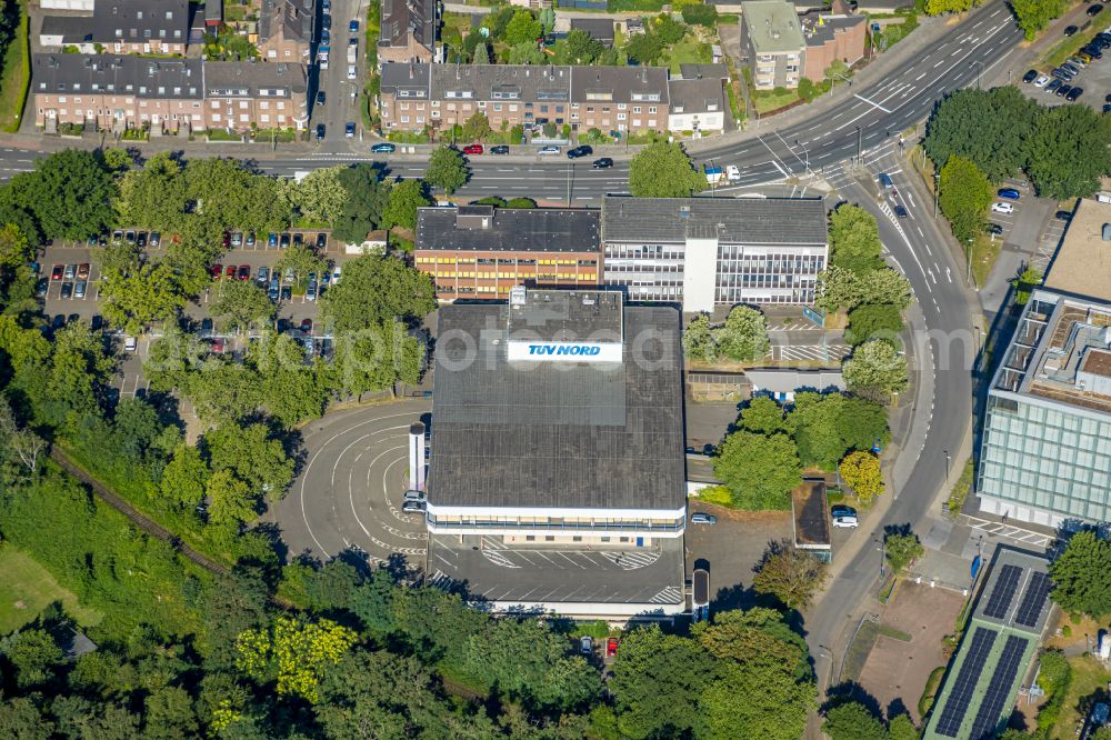 Aerial image Duisburg - Building complex and grounds of the automotive repair shop of TUeV-STATION Duisburg Duissern on Meidericher Strasse in the district Duissern in Duisburg in the state North Rhine-Westphalia, Germany