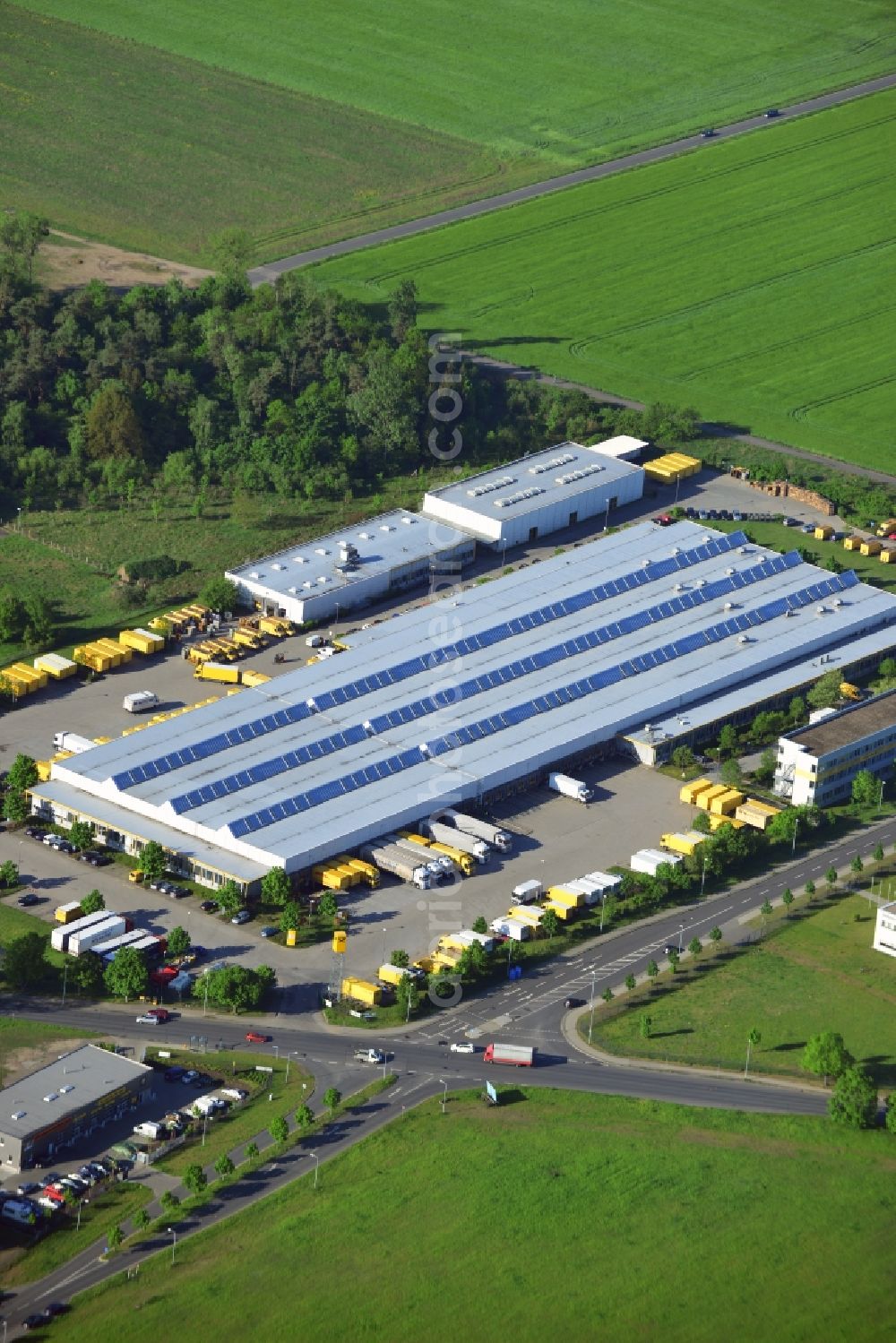 Stahnsdorf from the bird's eye view: Building complex and grounds of the logistics center DHL German post in Stahnsdorf in the state Brandenburg