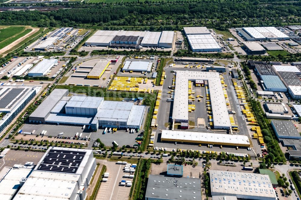 Aerial photograph Hamburg - Building complex and grounds of the logistics center of DHL Paket GmbH on Rungedonm in Hamburg, Germany