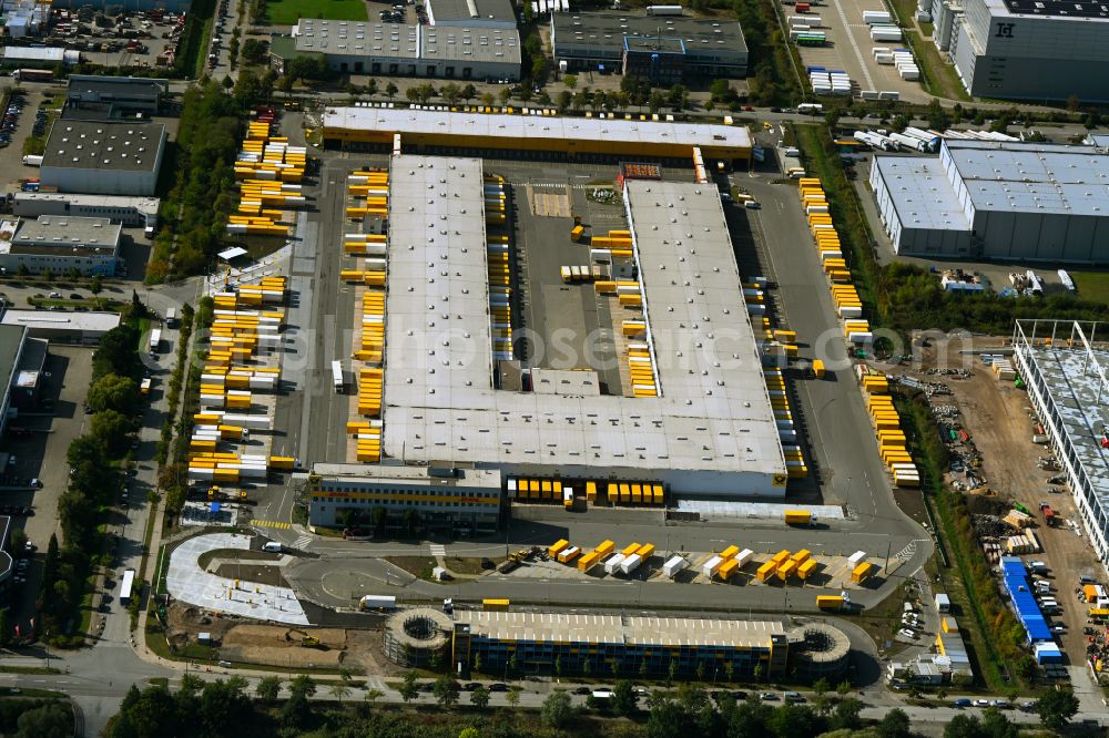 Hamburg from the bird's eye view: Building complex and grounds of the logistics center of DHL Paket GmbH on Rungedonm in Hamburg, Germany