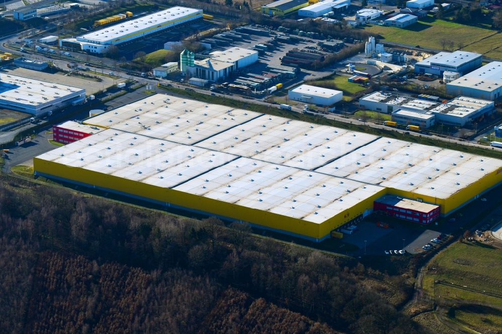 Staufenberg from above - Building complex and grounds of the logistics center of DHL Paket GmbH Vor of Hecke in Staufenberg in the state Lower Saxony, Germany