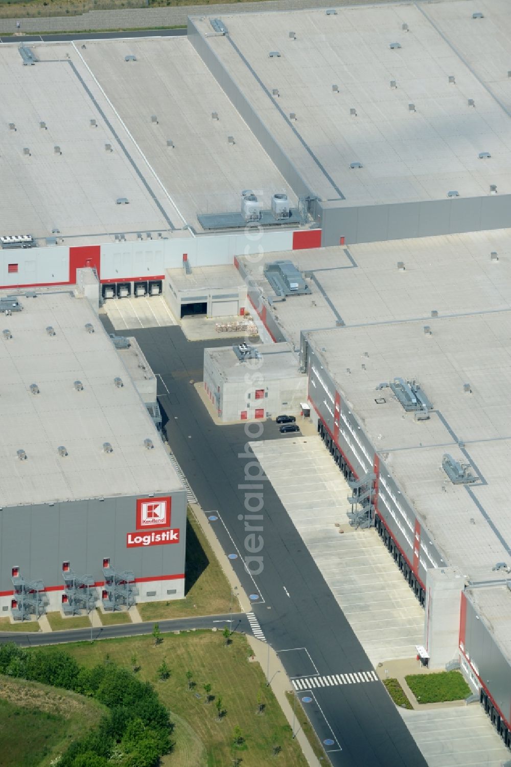 Aerial photograph Barsinghausen - Building complex and grounds of the logistics center KAUFLAND of Schwarz Beteiligungs GmbH in Barsinghausen in the state Lower Saxony