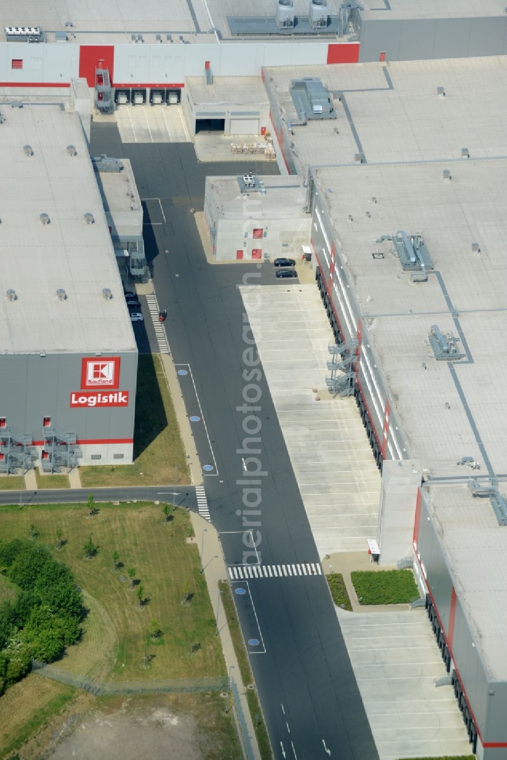 Barsinghausen from the bird's eye view: Building complex and grounds of the logistics center KAUFLAND of Schwarz Beteiligungs GmbH in Barsinghausen in the state Lower Saxony