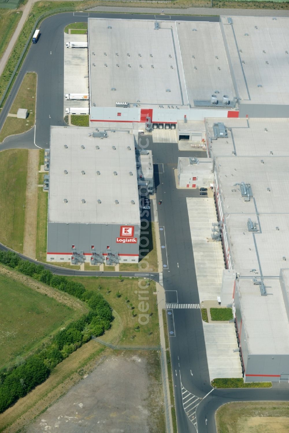 Aerial photograph Barsinghausen - Building complex and grounds of the logistics center KAUFLAND of Schwarz Beteiligungs GmbH in Barsinghausen in the state Lower Saxony