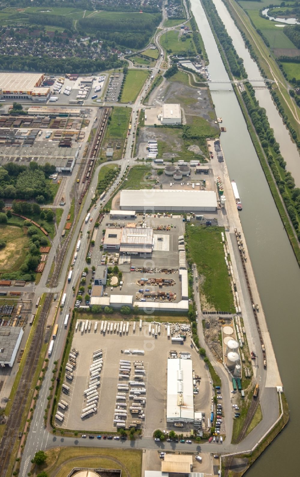 Aerial photograph Hamm - Building complex and grounds of the logistics center of Lanfer Logistik GmbH and of HELA GmbH Hermann Lanfer Hafenstrasse in Hamm in the state North Rhine-Westphalia, Germany