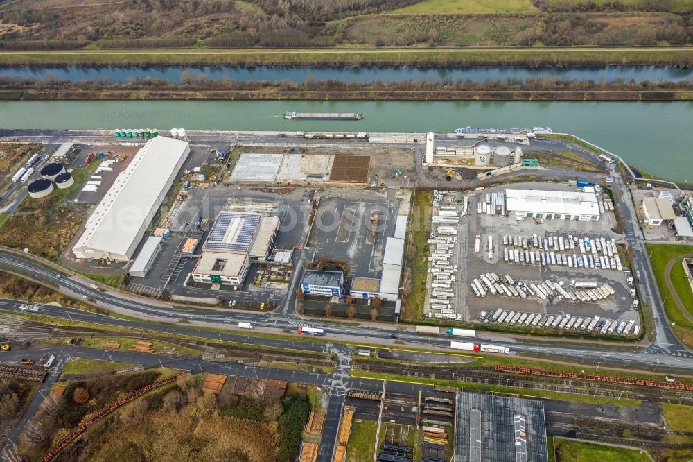 Hamm from the bird's eye view: Building complex and grounds of the logistics center of Lanfer Logistik GmbH and of HELA GmbH Hermann Lanfer on shore of Datteln-Hamm-Kanal and river Lippe on Hafenstrasse in Hamm in the state North Rhine-Westphalia, Germany