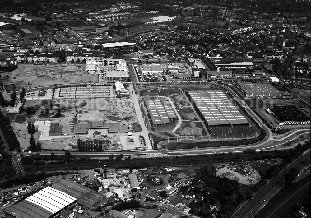 Aerial photograph Düsseldorf - Building complex and grounds of the logistics center UPS Center Duesseldorf on Lierenfelder Strasse in the district Lierenfeld in Duesseldorf in the state North Rhine-Westphalia, Germany