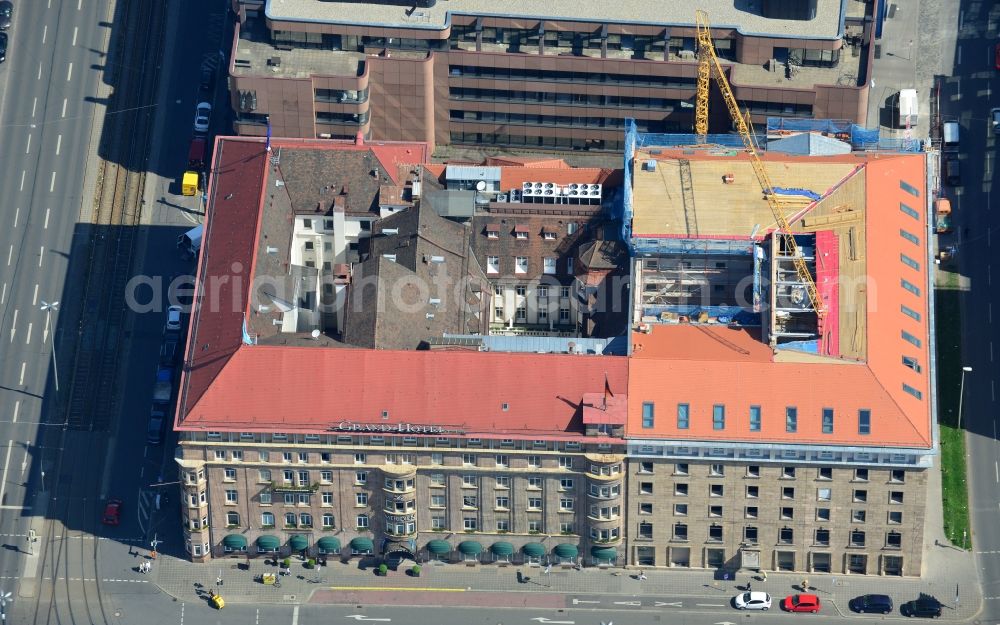 Nürnberg from the bird's eye view: Complex of the hotel building Grand Hotel Le Meridien in the historic town centre in Nuremberg in the state of Bavaria. Construction works are undergoing on the roof of the building on Bahnhofstrasse