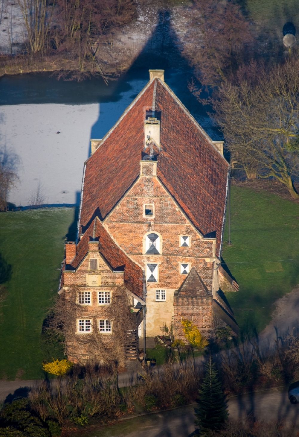 Hamm from the bird's eye view: Building complex Ermelinghof house in the castle park in Hamm in North Rhine-Westphalia