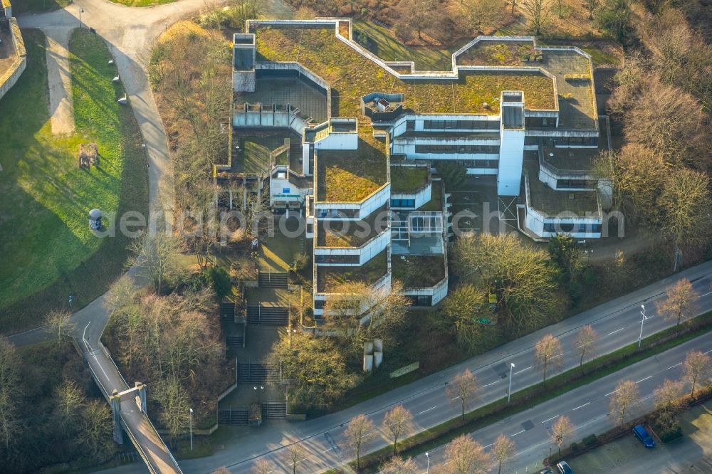 Aerial photograph Mülheim an der Ruhr - Building complex of the adult education centre in Darlington Park in Muelheim on the Ruhr in the state of North Rhine-Westphalia