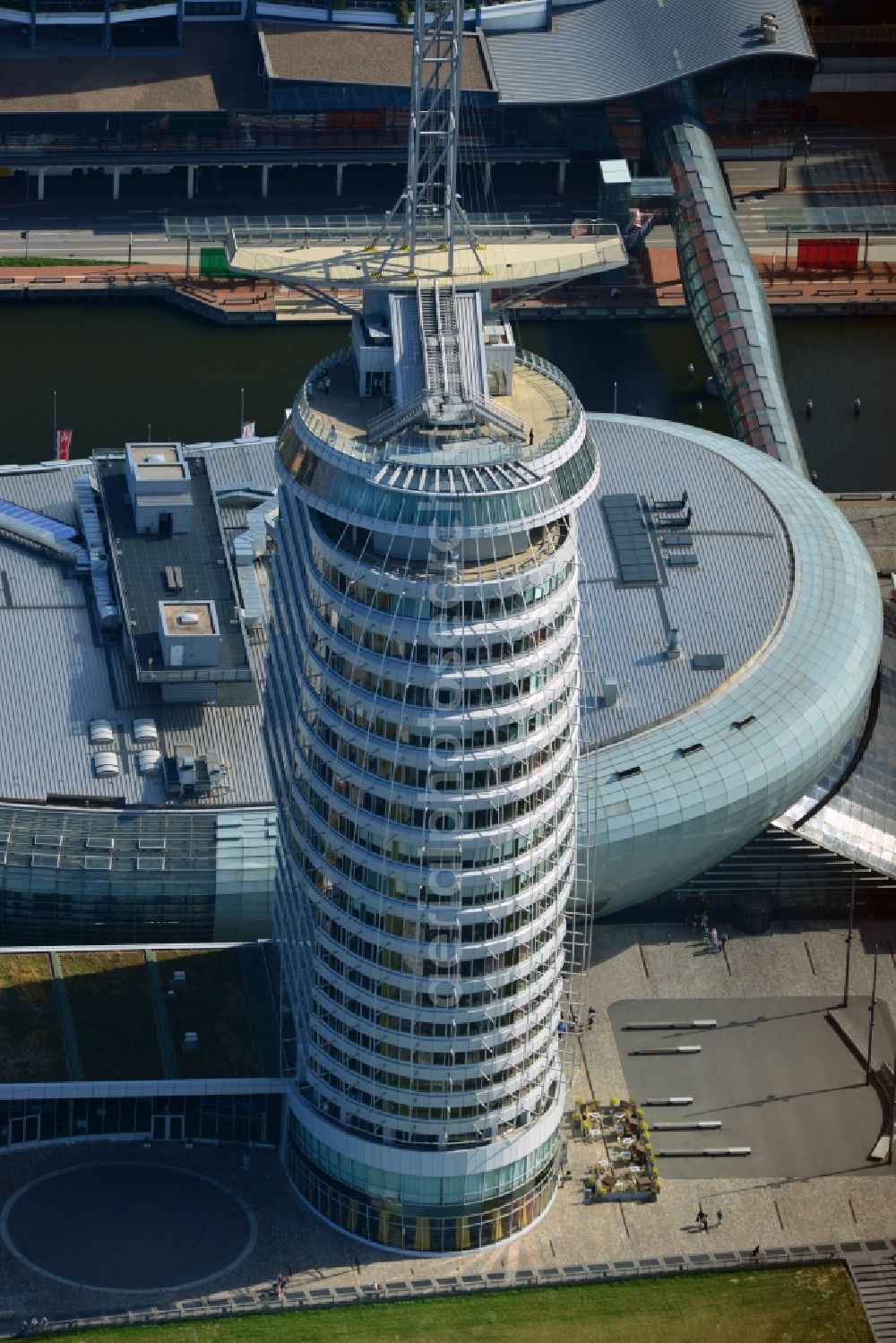 Bremerhaven from the bird's eye view: The high-rise building complex of Sail City Hotel and the Climate House Bremerhaven