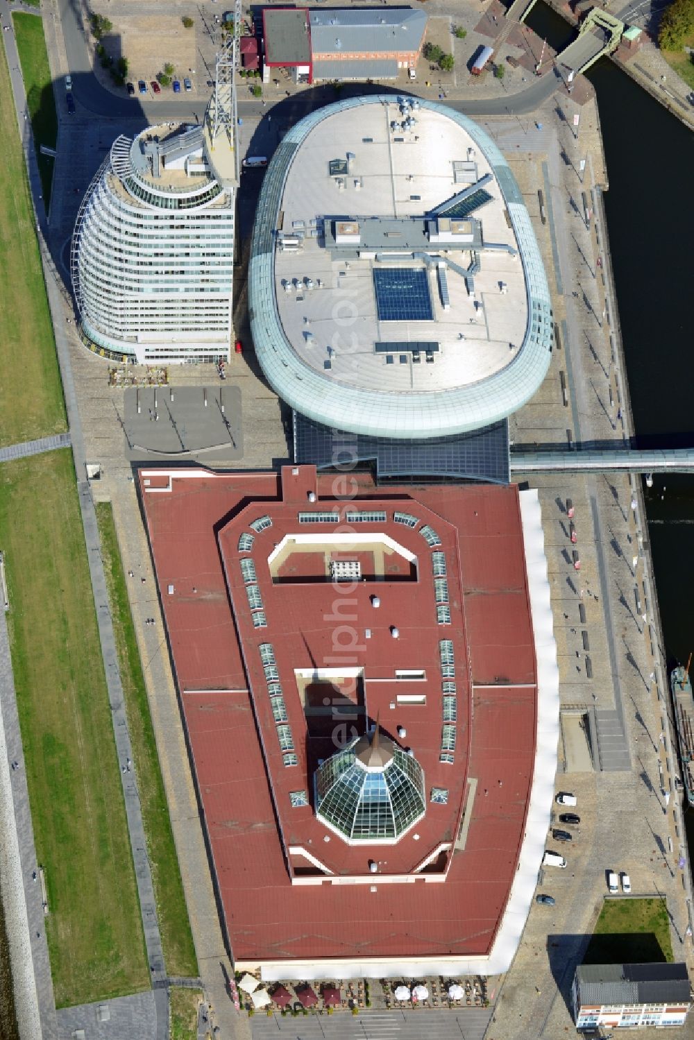 Bremerhaven from the bird's eye view: The high-rise building complex of Sail City Hotel and the Climate House Bremerhaven