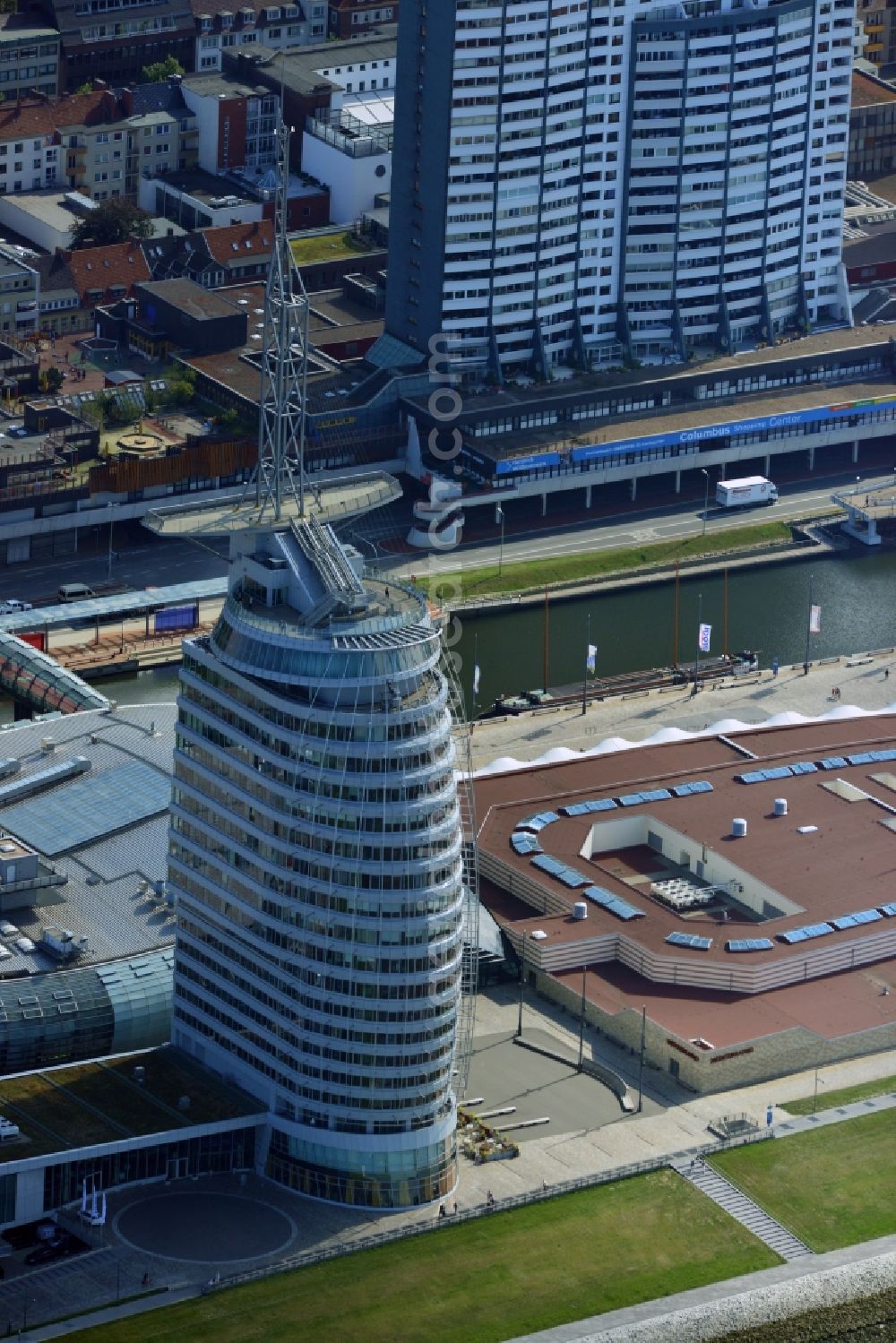 Bremerhaven from the bird's eye view: The high-rise building complex of Sail City Hotel and the Climate House Bremerhaven