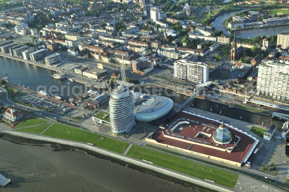 Aerial photograph Bremerhaven - The high-rise building complex of Sail City Hotel and the Climate House Bremerhaven on the riverside of the river Weser