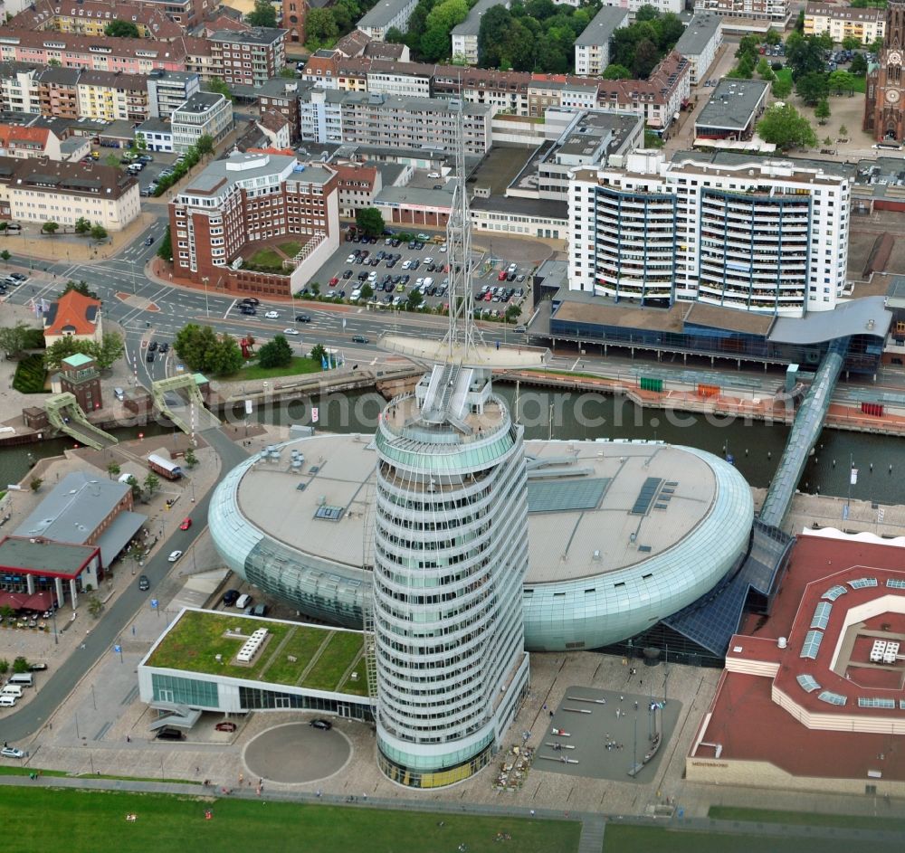 Bremerhaven from the bird's eye view: The high-rise building complex of Sail City Hotel and the Climate House Bremerhaven on the riverside of the river Weser