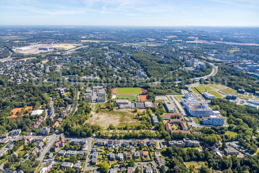 Bochum from above - Complex of the university Hochschule fuer Gesundheit on the Gesundheitscampus overlooking the demolition area of the former school building of the Erich-Kaestner-Schule and the Sportanlagen Markstrasse in Bochum in the state North Rhine-Westphalia, Germany