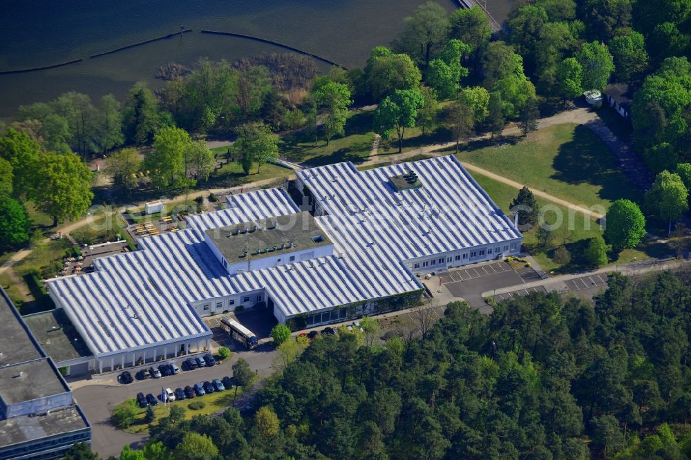 Berlin from the bird's eye view: Complex of the hotel building Hotel Mueggelsee in Berlin in Germany. The hotel is located on the shores of the lake in the nature protection area of Koepenick and consists of a square building and a park