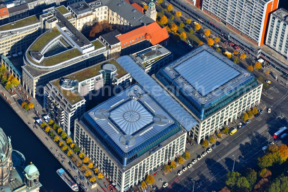 Aerial photograph Berlin - Complex of the hotel building CityQuartier DomAquaree on Karl-Liebknecht-Strasse in the district Mitte in Berlin, Germany