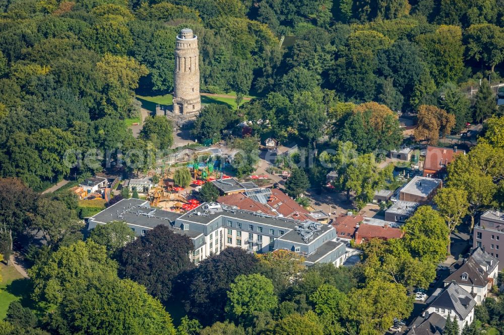 Bochum from above - Complex of the hotel building of Courtyard Bochum Stadtpark and die Turmanlage of hiesigen Bismarkturms in Stadtpark Bochum in of Klinikstrasse in Bochum in the state North Rhine-Westphalia, Germany