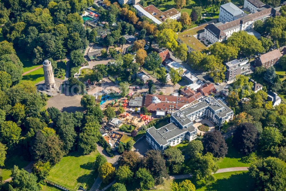 Bochum from the bird's eye view: Complex of the hotel building of Courtyard Bochum Stadtpark and die Turmanlage of hiesigen Bismarkturms in Stadtpark Bochum in of Klinikstrasse in Bochum in the state North Rhine-Westphalia, Germany