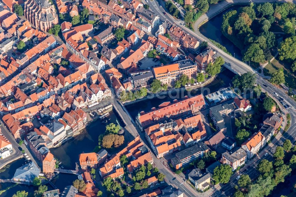 Aerial photograph Lüneburg - Complex of the hotel building DORMERO Hotel Altes Kaufhaus Lueneburg in Lueneburg in the state Lower Saxony, Germany