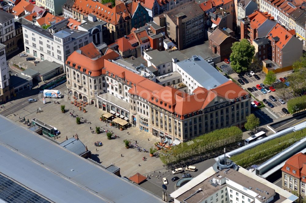 Aerial image Erfurt - Complex of the hotel building Erfurter Hof in Erfurt in the state Thuringia. On the roof of the building the inscription Willy Brand to the window can be read., The Erfurt Hof is located opposite the main train station