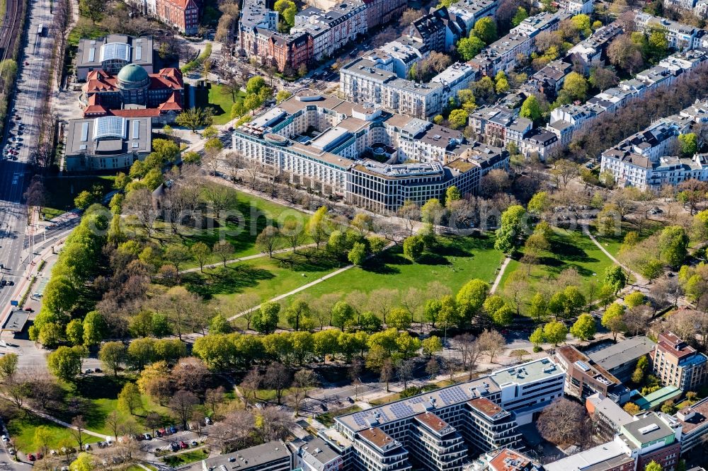 Aerial image Hamburg - Complex of the hotel building of Grand-Elysee Hamburg along the Rothenbaumchaussee overlooking the office building standing next to it with various company settlements on Tesdorpfstrasse and the Moorweide park in the district Rotherbaum in Hamburg, Germany