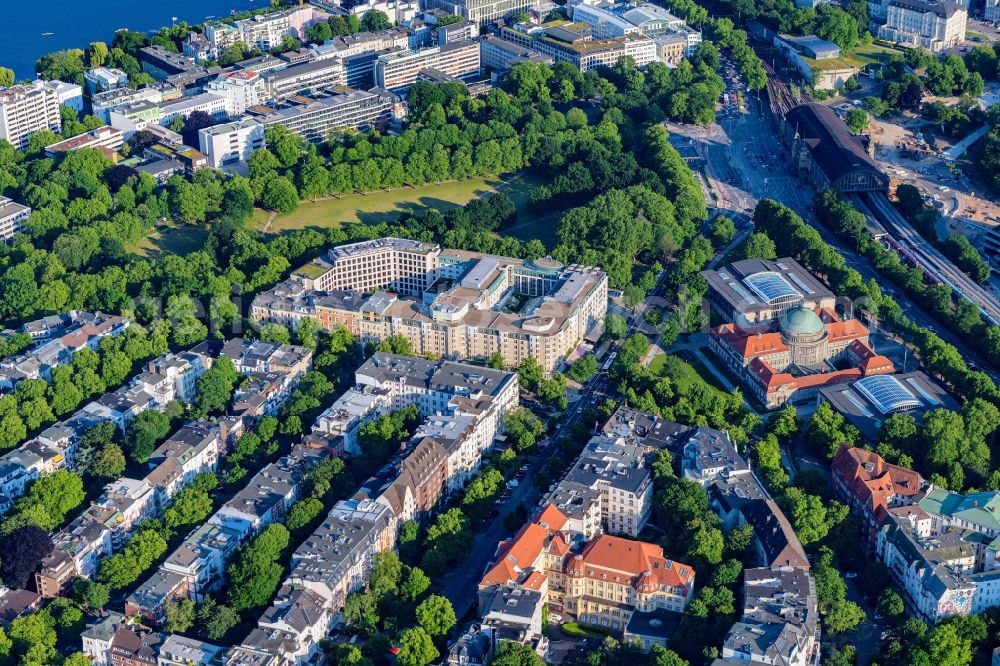 Aerial image Hamburg - Complex of the hotel building of Grand-Elysee Hamburg along the Rothenbaumchaussee overlooking the office building standing next to it with various company settlements on Tesdorpfstrasse and the Moorweide park in the district Rotherbaum in Hamburg, Germany