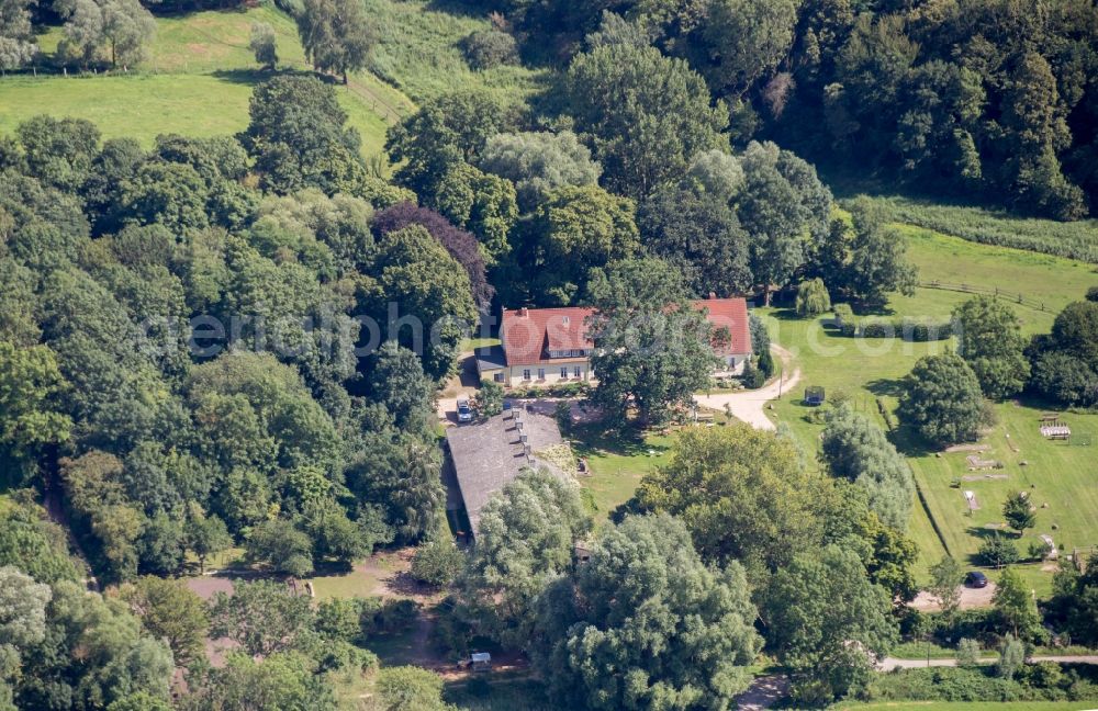 Aerial photograph Gustow - Complex of the hotel building Gutshaus Kajahn in Gustow in the state Mecklenburg - Western Pomerania, Germany