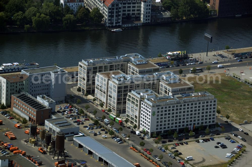 Aerial image Berlin - Complex of the hotel building Holiday Inn Berlin - City East Side on the Spree riverbank in the district of Friedrichshain-Kreuzberg in Berlin in Germany