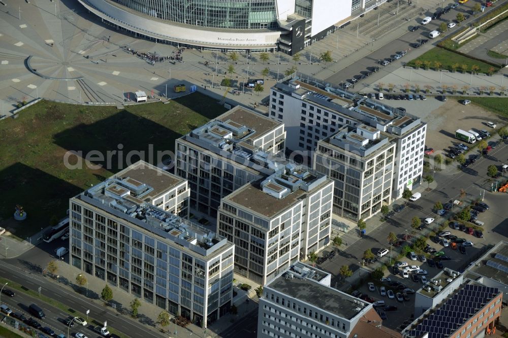 Berlin from the bird's eye view: Complex of the hotel building Holiday Inn Berlin - City East Side on the Spree riverbank in the district of Friedrichshain-Kreuzberg in Berlin in Germany