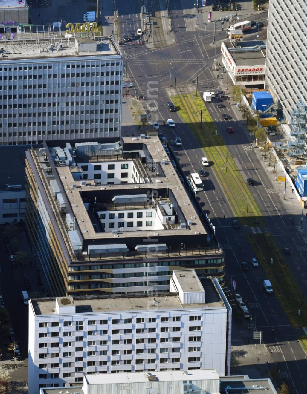 Aerial photograph Berlin - Complex of the hotel building H4 Hotel Berlin Alexanderplatz on Karl-Liebknecht-Strasse in the district Mitte in Berlin, Germany