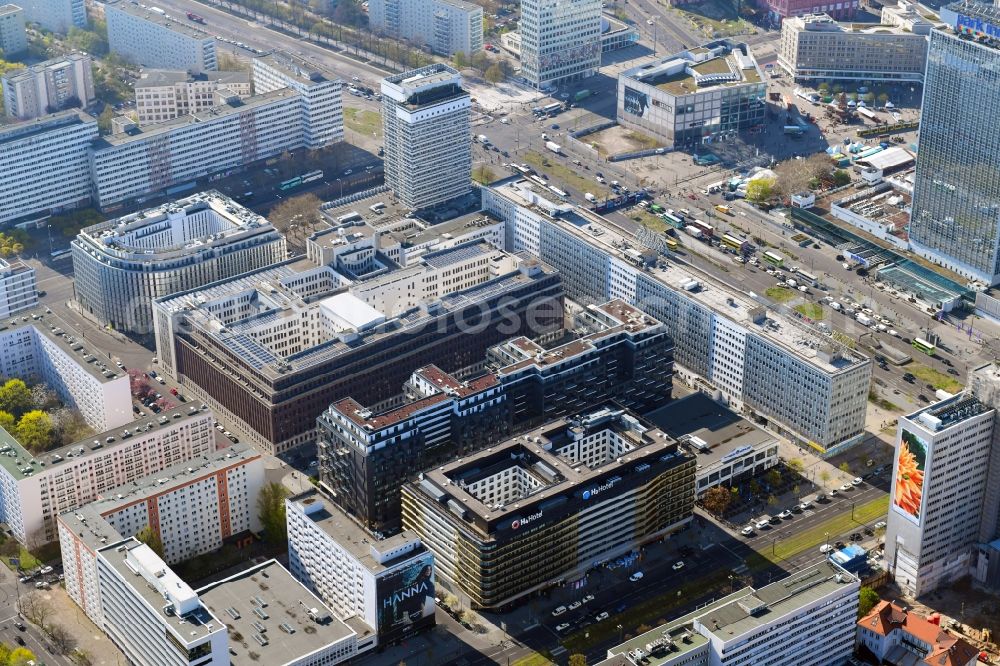 Berlin from the bird's eye view: Complex of the hotel building H4 Hotel Berlin Alexanderplatz on Karl-Liebknecht-Strasse in the district Mitte in Berlin, Germany