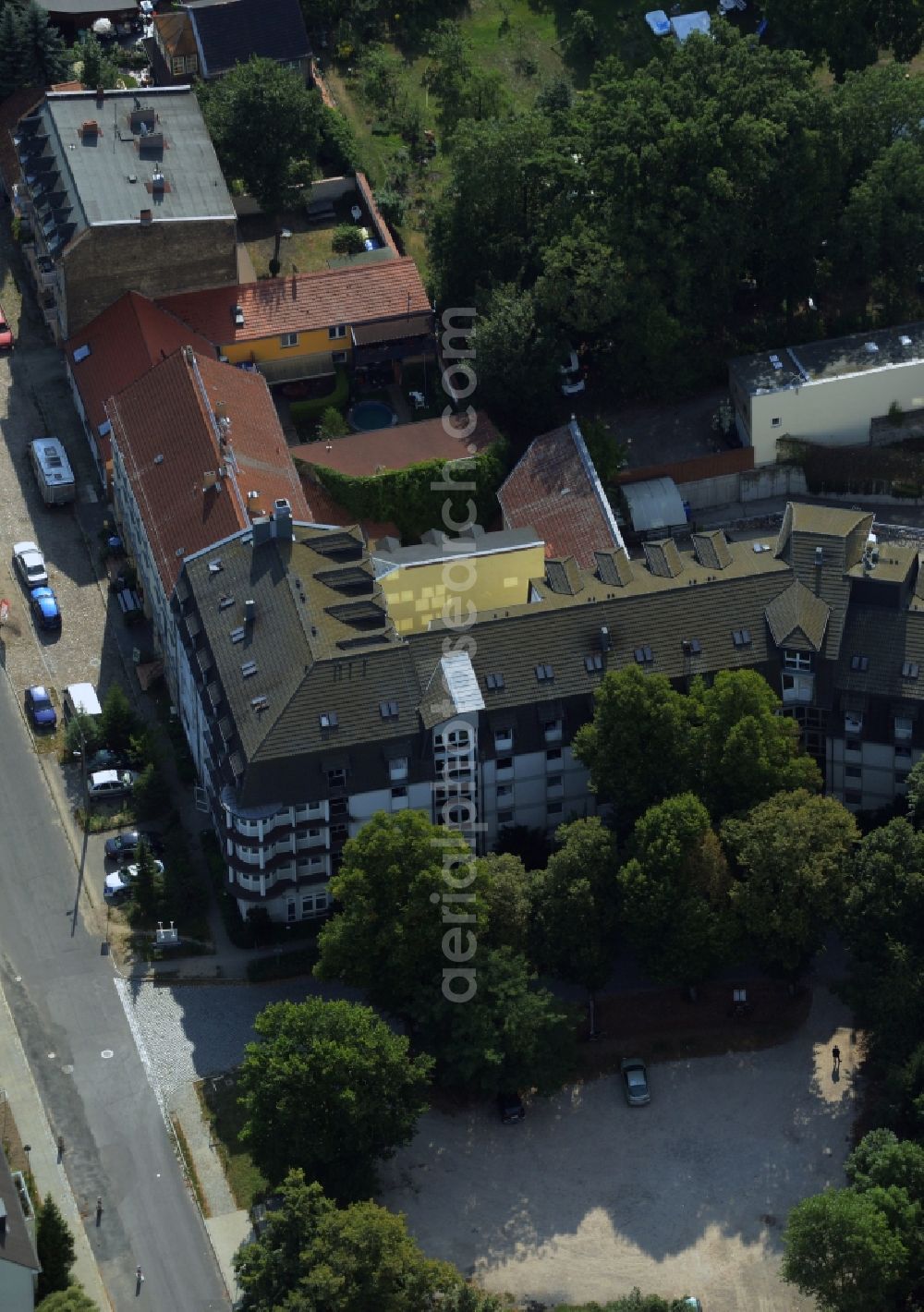 Hoppegarten from above - Complex of the hotel building Hotel Mardin in Hoppegarten in the state Brandenburg. The building is currently used as an accommodation center for refugees and asylum seekers in voucher basis