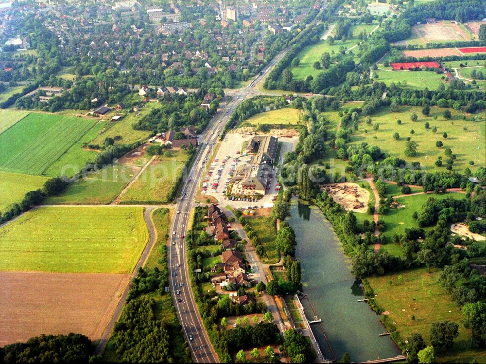 Aerial image Moers - Complex of buildings of the hotel arrangement Hotel of Moers van of the Valk in the district lovely mountain between the Krefelder street and the Aubruchkanal in Moers in the federal state North Rhine-Westphalia